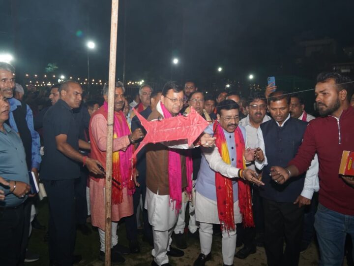 मुख्यमंत्री पुष्कर सिंह धामी ने हिंदू नेशनल कॉलेज में किया रावण दहन