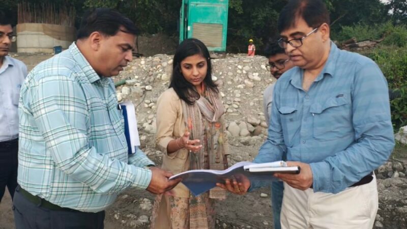 डीएम स्वाति एस. भदौरिया ने किया बीन नदी पर निर्माणाधीन पुल का निरीक्षण, फरवरी 2027 तक पूरा होगा निर्माण, 82 गांवों को मिलेगी राहत