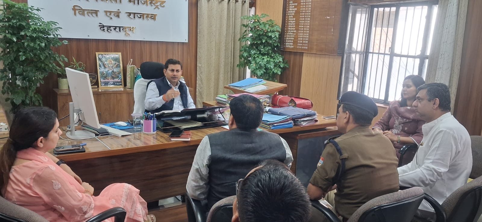 पल्टन बाजार में सुबह 11 से शाम 7 बजे तक वाहनों की नो-एंट्री, अतिक्रमण पर चलेगा अभियान, एडीएम केके मिश्रा ने अधिकारियों को दिए सख्त निर्देश