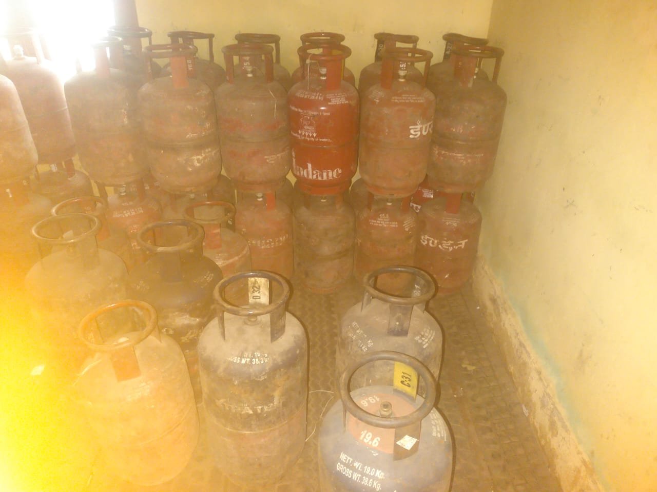 देहरादून में अवैध गैस रिफिलिंग पर बड़ी कार्रवाई, 104 सिलेंडर जब्त; दो गिरफ्तार