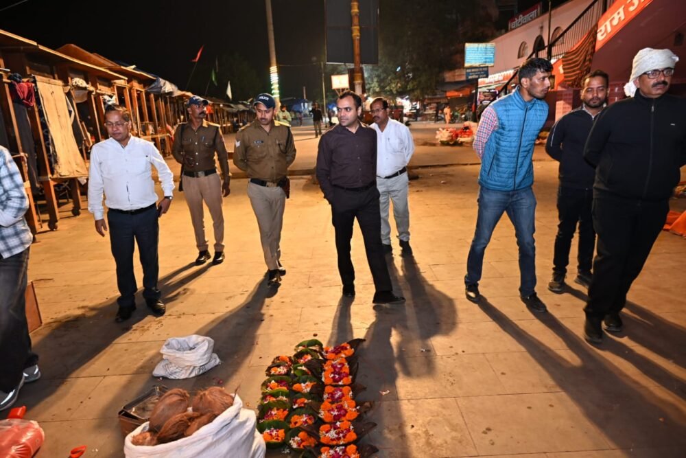 कुंभ की तैयारियों पर डीएम मयूर दीक्षित का रात में एक्शन, दीपावली से पहले हरकी पैड़ी समेत घाटों का काम पूरा करने के निर्देश