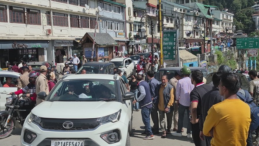 मसूरी में पर्यटकों की भारी भीड़ से थमी रफ्तार, देहरादून से पहुंचने में लग रहे घंटों